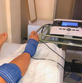 Terapeuta revisando tobillo de paciente